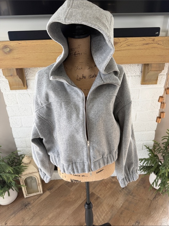 Forever 21 Jackets & Blazers - Forever 21 Gray Zip-Up Hooded Cropped Hoodie